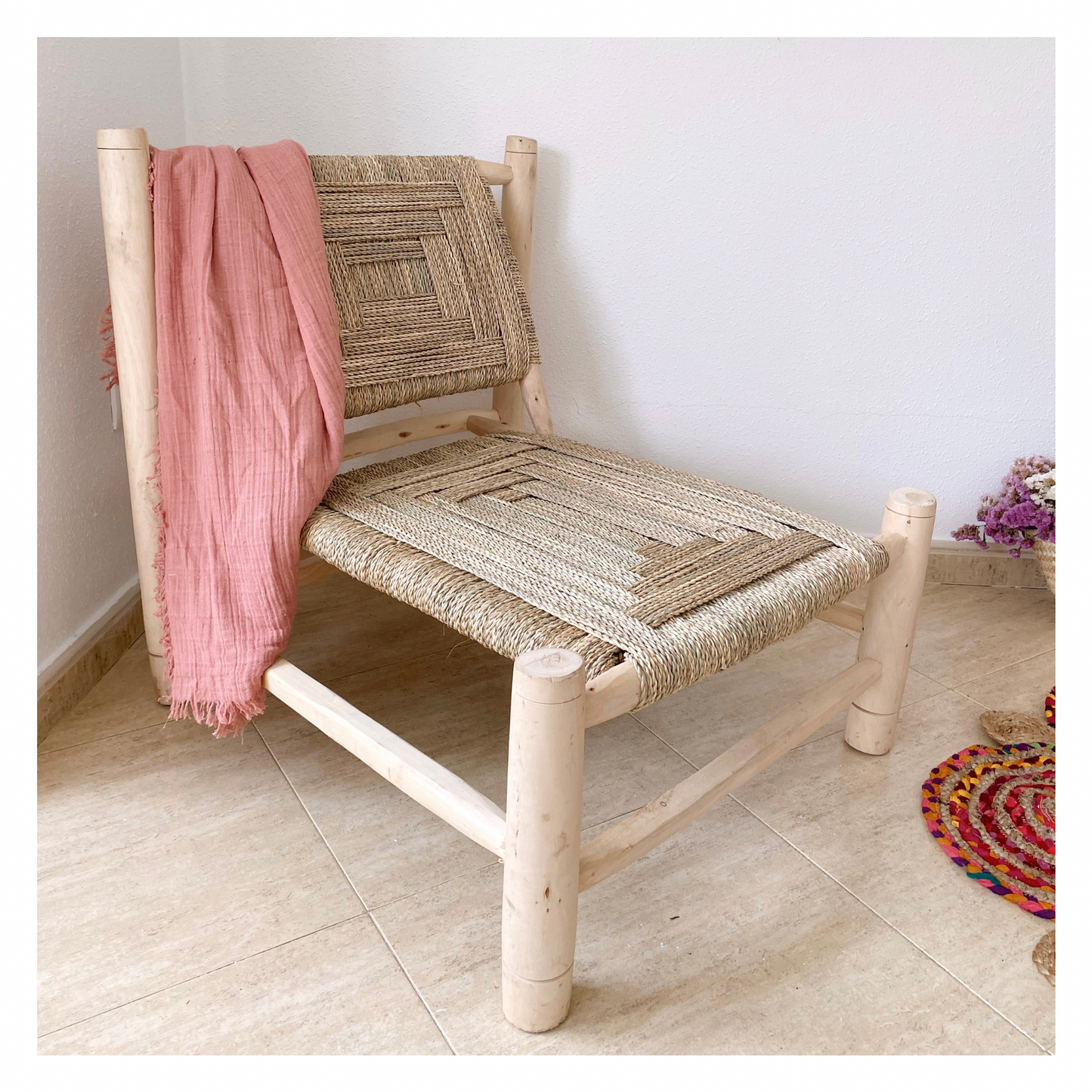 Sillón de madera natural y asiento de palmito