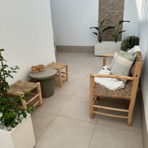 Taburete de madera natural y asiento de palmito