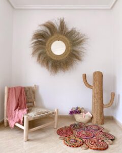 Sillón de madera natural y asiento de palmito