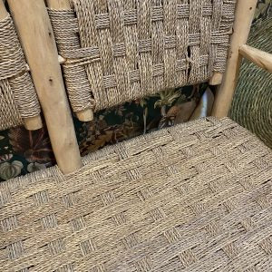 Banco con respaldo y apoyabrazos