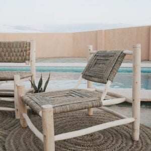 Sillón de madera natural y asiento de palmito