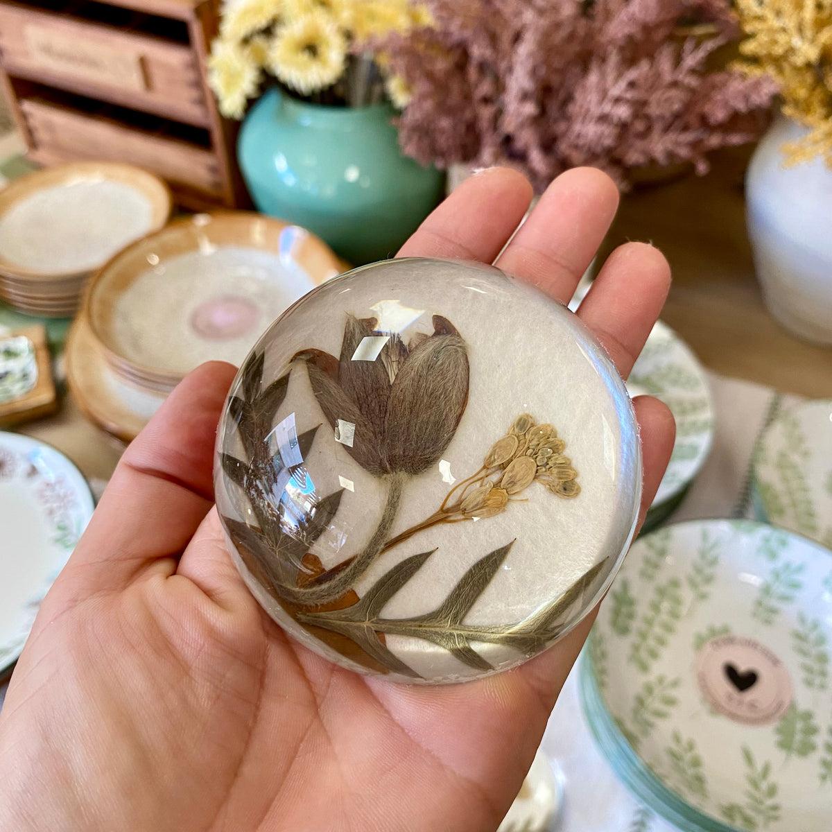 Pisapapeles de cristal con flores