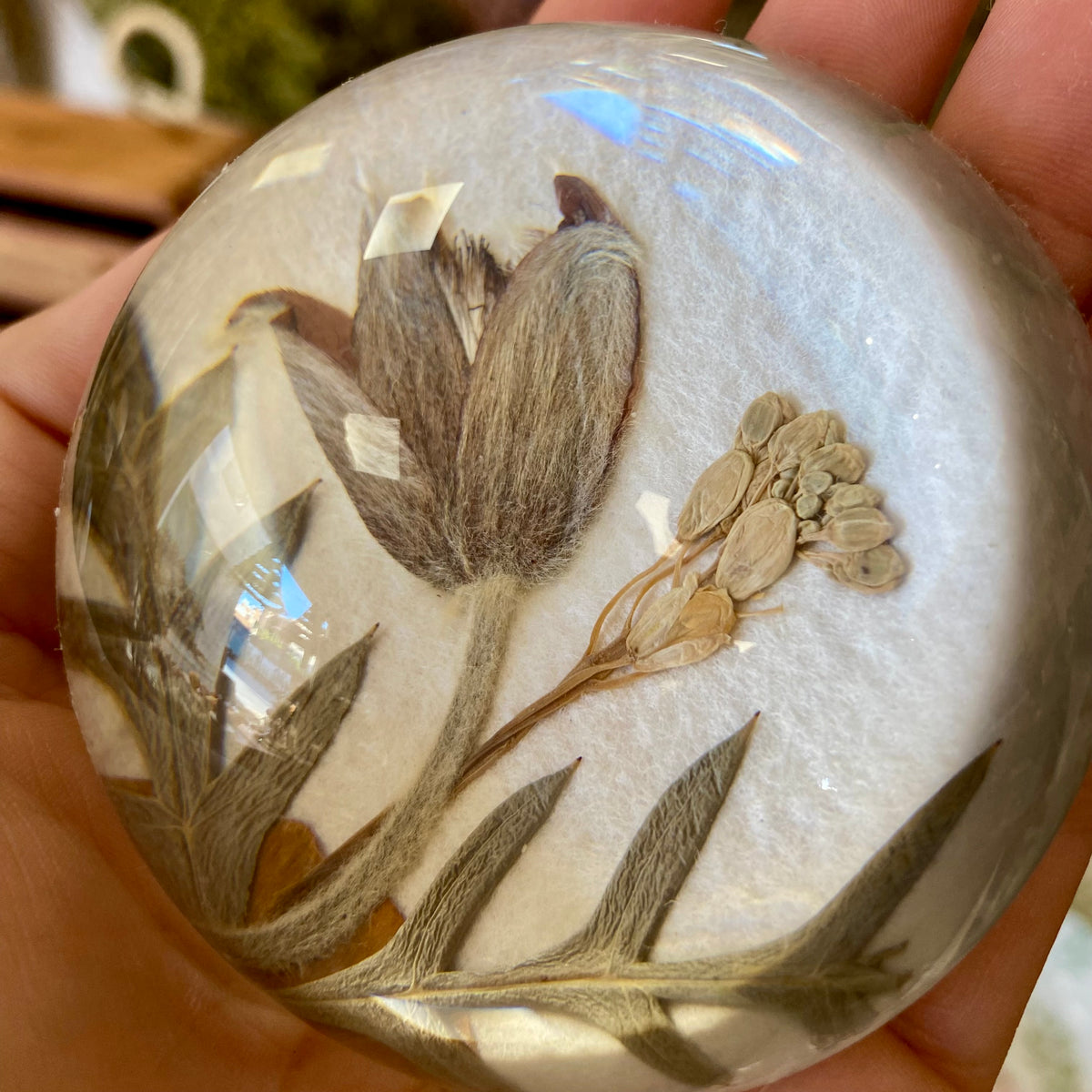 Pisapapeles de cristal con flores