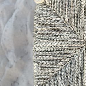 Taburete de madera natural y asiento de palmito