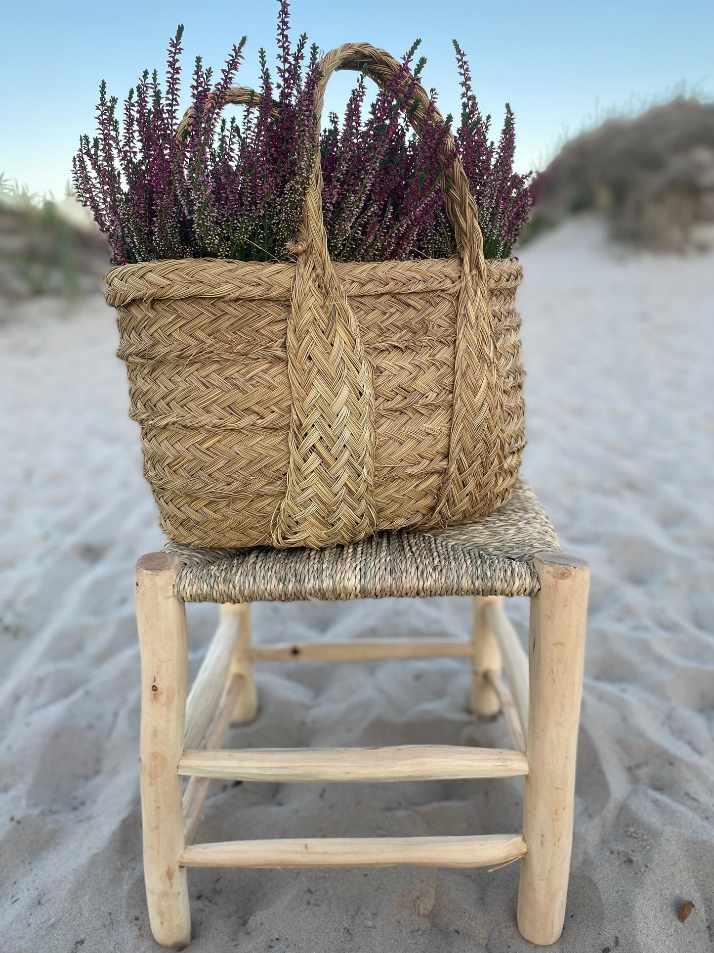 Taburete de madera natural y asiento de palmito