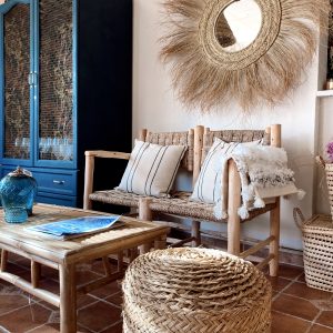 Banco con respaldo y apoyabrazos