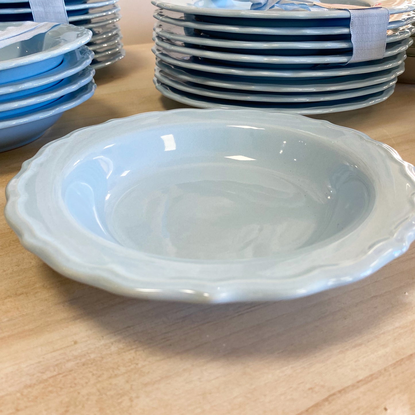Set de 4 platos hondos de porcelana azul ondas