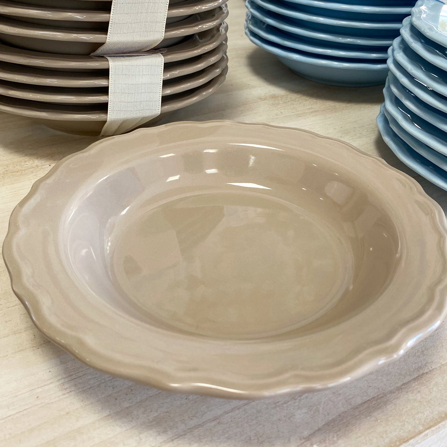 Set de 4 platos hondos de porcelana gris ondas