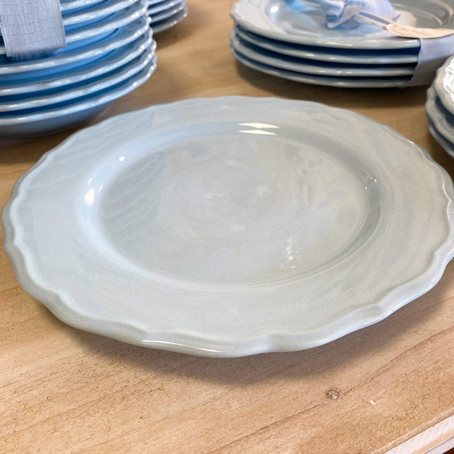 Set de 4 platos llanos de porcelana azul ondas