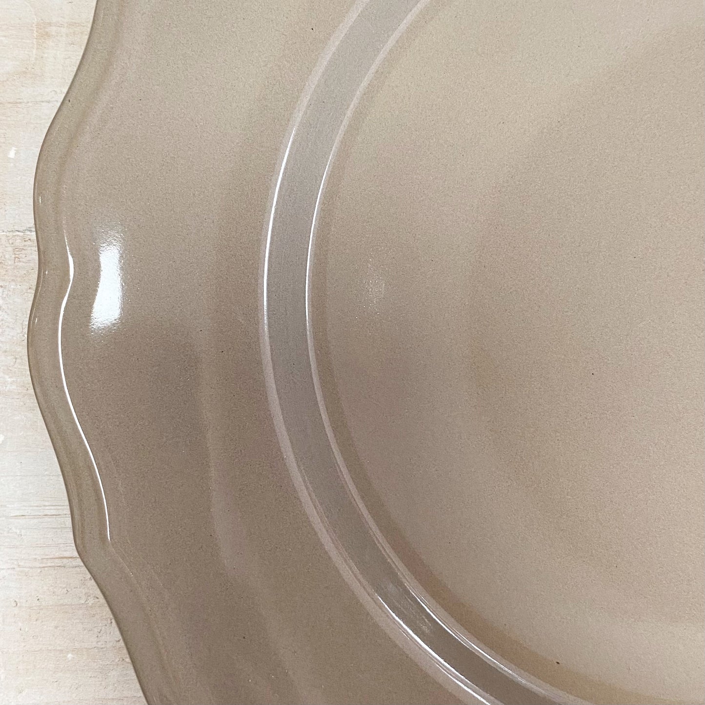 Set de 4 platos llanos de porcelana gris ondas