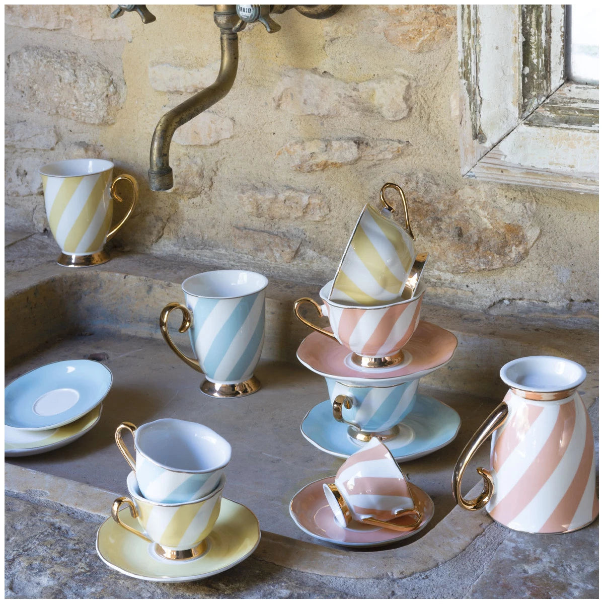 Taza de té y platillo a rayas pastel Madame de Récamier
