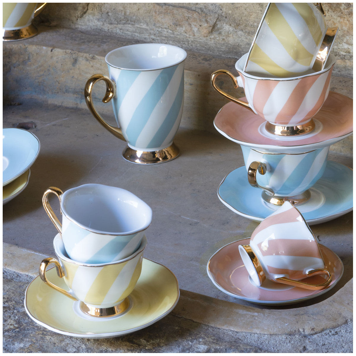 Taza de café y platillo de rayas pastel Madame de Récamier